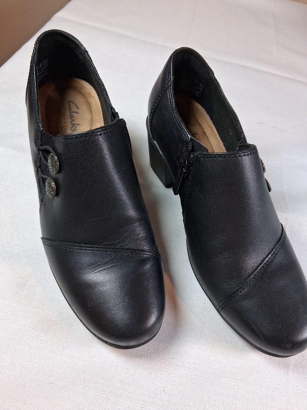 sku379 Clarks Black Leather Button-Accent Heels Size 5.5